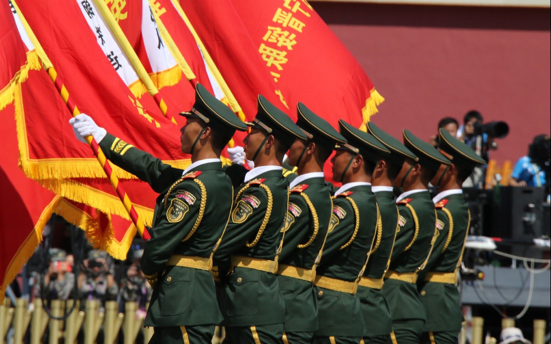 华体会登陆-亚特兰大三中场组合展现高度默契，亚特兰大中锋